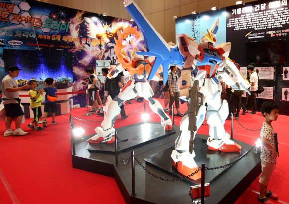 ‘20일 서울 삼성동 코엑스에서 개막한 ‘건프라 엑스포 2015’를 찾은 관람객들이 건프라(건담 프라모델) 제품을 살펴보고 있다. 연합뉴스