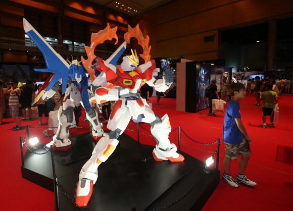 ‘20일 서울 삼성동 코엑스에서 개막한 ‘건프라 엑스포 2015’를 찾은 관람객들이 건프라(건담 프라모델) 제품을 살펴보고 있다. 연합뉴스