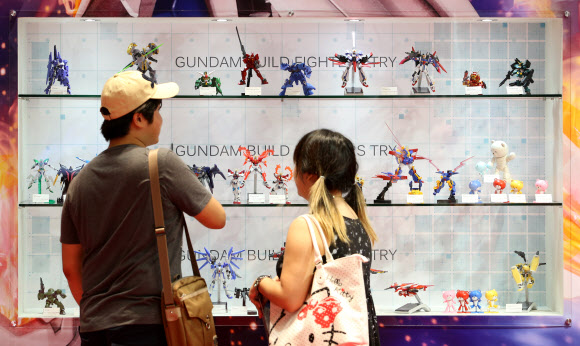 ‘20일 서울 삼성동 코엑스에서 개막한 ‘건프라 엑스포 2015’를 찾은 관람객들이 건프라(건담 프라모델) 제품을 살펴보고 있다. 연합뉴스