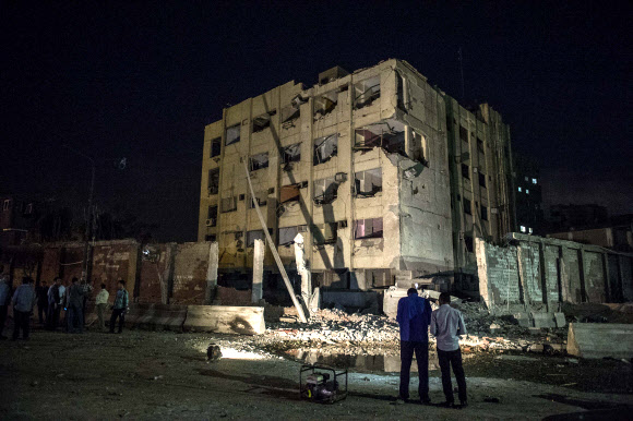 20일(현지시간) 이집트 수도 카이로의 국가보안부 건물 앞 차량에서 폭탄이 터져 건물 일부가 파괴되고 경찰관 6명이 부상했다. ⓒ AFPBBNews=News1