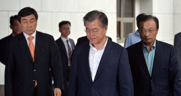 20일 서울 서초구 대법원에서 열린 한명숙 의원 선고 공판에서 한명숙 의원의 징역2년이 확정된 뒤 새정치민주연합 문재인 대표가 굳은 표정으로 법원을 빠져 나오고 있다.  박지환 기자 popocar@seoul.co.kr