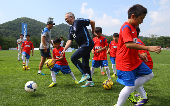 어린이 축구 캠프 참석한 슈틸리케 감독