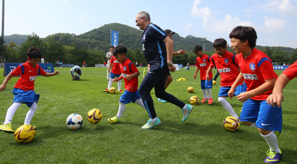 어린이 축구 캠프 참석한 슈틸리케 감독