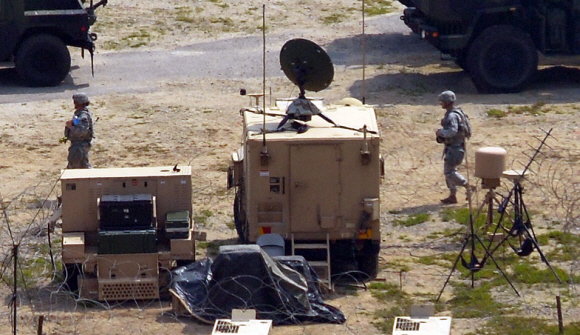 북한군의 서부전선 포격 도발 사건에 대응해 한미 양국 군이 연합작전체제를 가동한 것으로 확인된 24일 긴급 지원 태세를 갖추고 있는 경기도 동두천 지역의 한 미군부대에서 긴장감이 흐르고 있다. 2015.8.24 박지환 popocar@seoul.co.kr