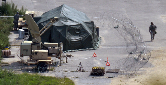 북한군의 서부전선 포격 도발 사건에 대응해 한미 양국 군이 연합작전체제를 가동한 것으로 확인된 24일 긴급 지원 태세를 갖추고 있는 경기도 동두천 지역의 한 미군부대에서 긴장감이 흐르고 있다. 2015.8.24 박지환 popocar@seoul.co.kr