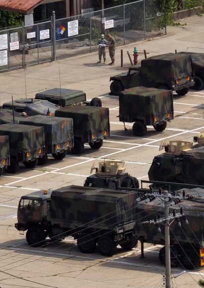 북한군의 서부전선 포격 도발 사건에 대응해 한미 양국 군이 연합작전체제를 가동한 것으로 확인된 24일 긴급 지원 태세를 갖추고 있는 경기도 동두천 지역의 한 미군부대에서 긴장감이 흐르고 있다. 2015.8.24 박지환 popocar@seoul.co.kr