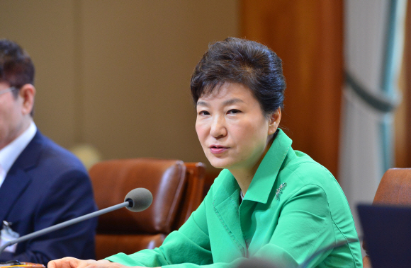 박근혜 대통령이 24일 청와대에서 열린 수석비서관 회의에서 모두발언 하고 있다. 2015. 08. 24 안주영 jya@seoul.co.kr