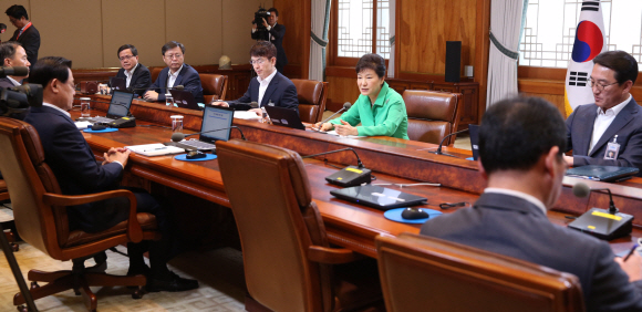 박근혜 대통령이 24일 오전 청와대에서 수석비서관회의를 주재했다. 박 대통령이 모두발언 하고 있다. 김관진 국가안보실장의 자리가 비어있다. 2015. 08. 24 안주영 jya@seoul.co.kr