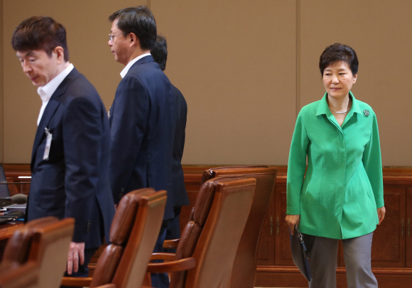 박근혜 대통령이 24일 오전 청와대에서 수석비서관회의를 주재했다. 박 대통령이 회의장에 입장하고 있다. 2015. 08. 24 안주영 jya@seoul.co.kr