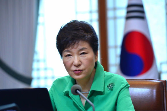 박근혜 대통령이 24일 청와대에서 열린 수석비서관 회의에서 모두발언 하고 있다.  2015. 08. 24 안주영 jya@seoul.co.kr