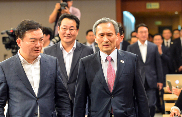 남북 고위급 회담의 공동합의문 발표를 위해 들어서는 김관진 청와대 국가안보실장