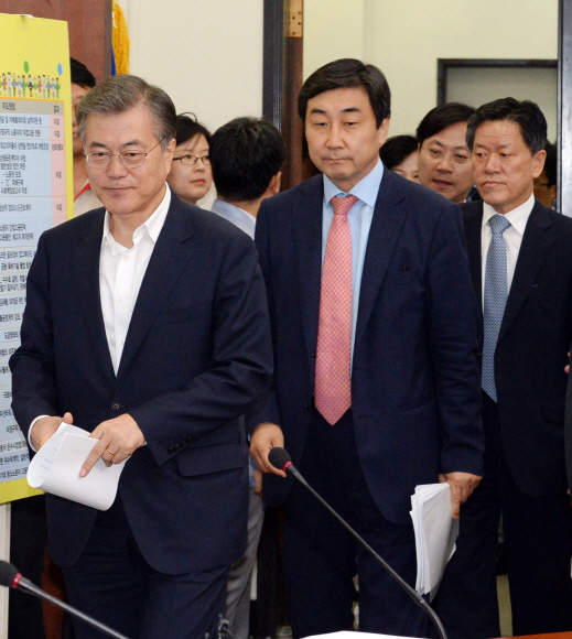 새정치민주연합은 26일 국회에서 열린 최고위원회의에서 남북 고위급 접촉 타결 이후 남북관계 정상화와 경제협력 확대를 위해 이산가종 상봉 대규모화 및 정례화 등의 제안등 현안에 관하여 논의했다.  2015.8.26  김명국전문기자 daunso@seoul.co.kr