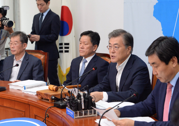 새정치민주연합은 26일 국회에서 열린 최고위원회의에서 남북 고위급 접촉 타결 이후 남북관계 정상화와 경제협력 확대를 위해 이산가종 상봉 대규모화 및 정례화 등의 제안등 현안에 관하여 논의했다.  2015.8.26  김명국전문기자 daunso@seoul.co.kr