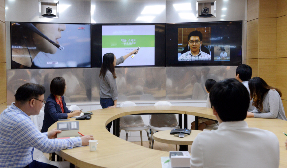 21일 옴니미팅룸에서는 센터 입주업체 관계자들이 화상으로 롯데홈쇼핑 MD와 온라인 판매에 관한 상담을 하고 있다.  부산 이종원 선임기자 jongwon@seoul.co.kr 