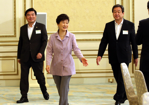 박근혜 대통령이 26일 오전 새누리당 김무성 대표와 의원을 청와대로 초청 오찬을 함께 했다. 원유철 원내대표 박대통령 김무성 대표(왼쪽부터)가 오찬장에 들어오고 있다. 2015. 08. 26 안주영 jya@seoul.co.kr