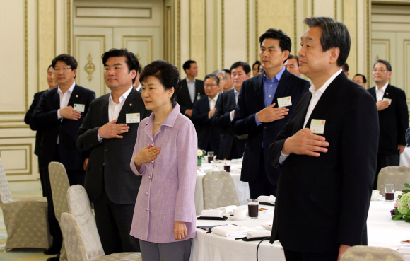 박근혜 대통령이 26일 오전 새누리당 김무성 대표와 의원을 청와대로 초청 오찬을 함께 했다. 참석자들이 국민의례를 하고 있다.  2015. 08. 26 안주영 jya@seoul.co.kr