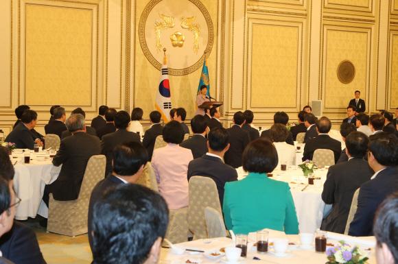 박근혜 대통령이 26일 오전 새누리당 김무성 대표와 의원을 청와대로 초청 오찬을 함께 했다. 박 대통령이 인사말을 하고 있다. 2015. 08. 26 안주영 jya@seoul.co.kr