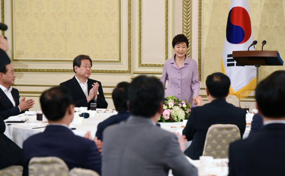 박근혜 대통령이 26일 청와대에서 새누리당 국회의원들과 오찬을 하기에 앞서 인사말을 한 후 자리로 향하고 있다. 2015. 08. 26 안주영 jya@seoul.co.kr