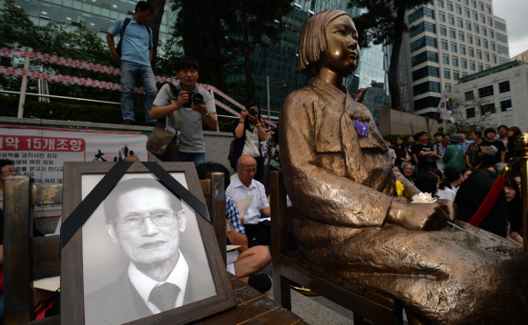 26일 서울 일본대사관 앞에서 일본을 규탄하며 분실 자살로 생을 마감한 故최현열선생 추모식에서 추모공연이 열리고 있다. 2015.8.26 박지환 popocar@seoul.co.kr