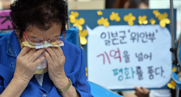 26일 서울 일본대사관 앞에서 열린 수요집회에 참가한 근로정신대 피해자 양금덕 할머니가 집회 중 눈물을 흘리고 있다. 2015.8.26 박지환 popocar@seoul.co.kr