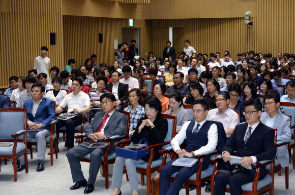 윤여권(앞줄 왼쪽 첫 번째) 서울신문사 부사장과 허남주(두 번째) 사업단장, 설민석(세 번째) 태건에듀 대표이사 등이 토론자들의 발표를 듣고 있다. 이언탁 기자 utl@seoul.co.kr