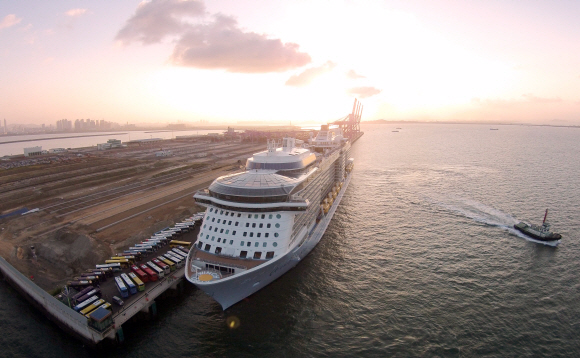 27일 인천 신항에 입항한 세계 최대급의 여객선 퀀텀 오브 시즈호가 부두에 정박해 하선준비를 하고 있다. 2015.8.27 박지환 popocar@seoul.co.kr