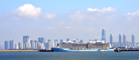 27일 인천 신항에 입항한 세계 최대급의 여객선 퀀텀 오브 시즈호 너머로 송도시내가 보이고 있다. 2015.8.27 박지환 popocar@seoul.co.kr