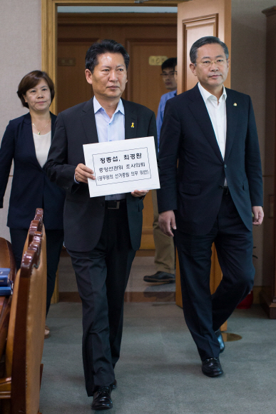 새정치민주연합 정청래, 박남춘 의원이 27일 경기 과천시 중앙선거관리위원회를 찾아 공직선거법 위반 혐의로 정종섭 행정자치부 장관과 최경환 경제부총리 겸 기획재정부 장관에 대한 고발장을 제출하고 있다. 새정치연합은 지난 25일 새누리당의 국회의원 연찬회에서 정 장관이 ‘총선 승리’라고 외친 건배사가 공무원의 중립 의무를 규정한 공직선거법을 위반했다고 주장했다. 또 같은 자리에서 최 부총리가 내년도 경제성장률이 3%에 복귀할 수 있도록 해 총선 일정에 도움이 되도록 발언한 점 역시 공직선거법 위반이라고 주장했다. 2015. 8. 27 손형준 boltagoo@seoul.co.kr