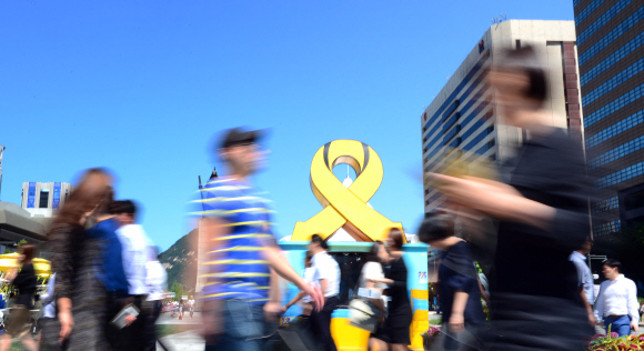 세월호 참사 500일.시민과 유가족의 진상조사요구와 재발방지를 위한 노력이  진영논리에 오염되고, 어렵게 출범한 진상조사특별위원회의 활동까지 지지부진해지면서 세월호의 기억이 잊혀져 가고있다. 세월호 이전과 이후는 반드시 달라져야 한다는 우리의 바람마저  다시 세월호 이전의 시대로 되돌아가서는 안될 것이다. 2015.08.27 강성남 선임기자 snk@seoul.co.kr