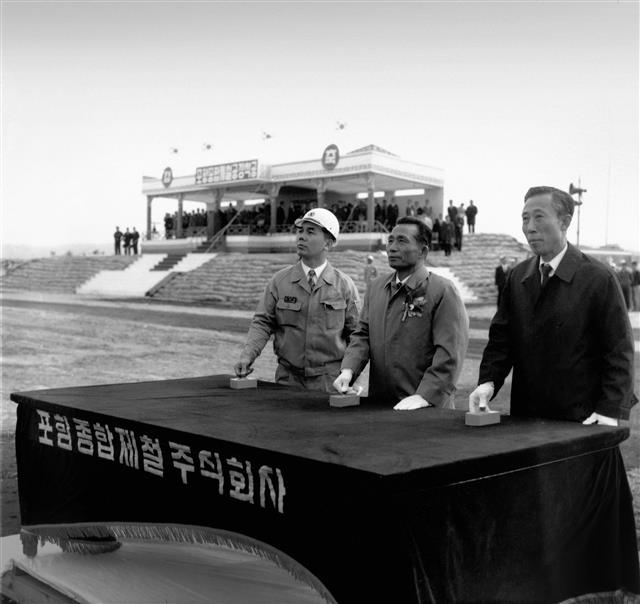 1970년 4월 포항제철소 1기 착공식에서 박정희(가운데) 대통령, 박태준(왼쪽) 사장이 착공 버튼을 누르고 있다.  포스코 제공