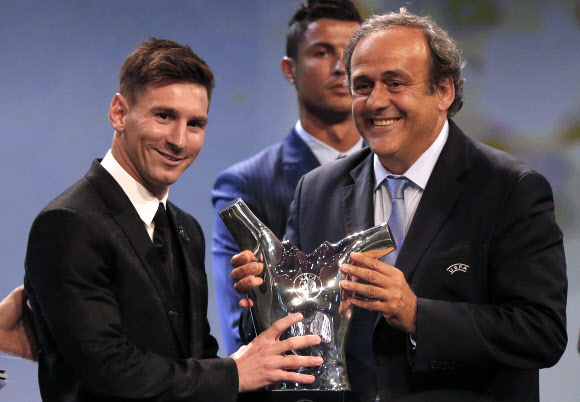 리오넬 메시(왼쪽)가 27일(현지시간) 모나코에서 열린 UEFA 2014-2015시즌 최우수선수 시상식에서 최우수선수로 선정된 후 미셸 플라티니(오른쪽) 회장으로 부터 트로피를 받고 기뻐하고 있다. ⓒ AFPBBNews=News1
