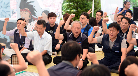 김동만 위원장을 비롯한 한국노총 조합원들이 28일 서울 여의도 산업은행 본점 옆 한국노총 노동시장 구조개악 분쇄 천막 농성장에서 천막농성 해단식을 하며 구호를 외치고 있다. 박윤슬 기자 seul@seoul.co.kr