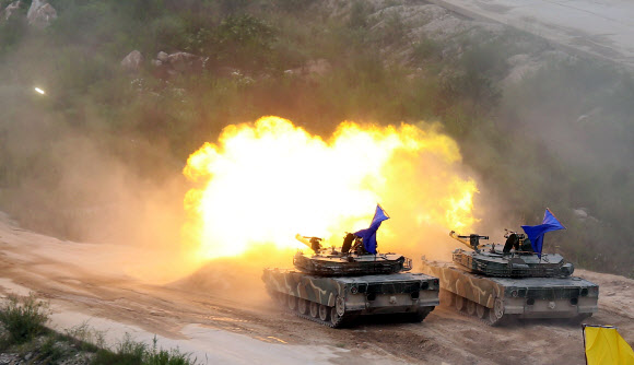 24일 경기도 포천 승진훈련장에서 열린 2015 통합화력 격멸 훈련에서 K1A1 전차가 포 사격을 하고 있다. 연합뉴스