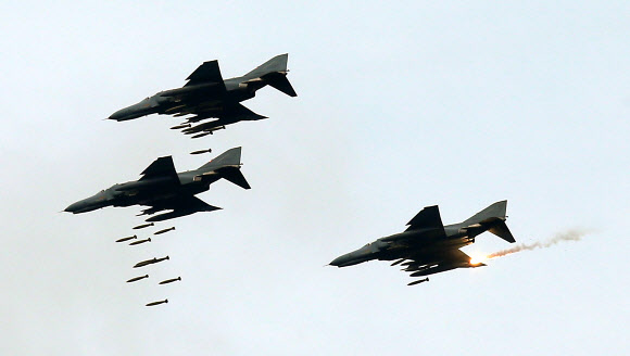 24일 경기도 포천 승진훈련장에서 열린 2015 통합화력 격멸 훈련에서 F-4A 전투기가 표적을 향해 폭탄을 투하하고 있다. 연합뉴스