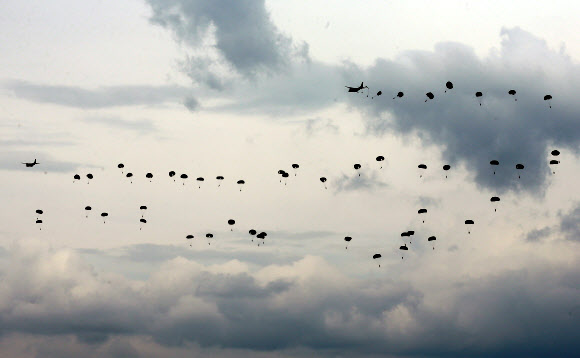 24일 경기도 포천 승진훈련장에서 열린 2015 통합화력 격멸 훈련에서 공군 수송기 C-130를 통해 지상군이 투입되고 있다.  연합뉴스