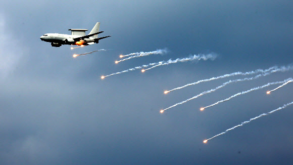 24일 경기도 포천 승진훈련장에서 열린 2015 통합화력 격멸 훈련에서 공중조기경보통제기 피스아이가 열 추적 미사일을 따돌리기 위해 플레어를 터뜨리고 있다. 연합뉴스