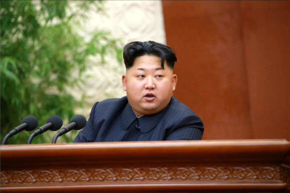 김정은 북한 국방위원회 제1위원장이 노동당 중앙군사위원회 확대회의를 열고 최근 남북 고위급 접촉에서 합의한 내용의 이행을 강조했다고 노동당 기관지 노동신문이 28일 보도했다. 김 제1위원장은 또 중앙군사위 일부 위원들을 해임하고 조직개편을 단행했다. 회의에는 당 중앙군사위원회 위원과 총정치국, 인민무력부, 총참모부, 내각 간부와 군단급 지휘관 등이 참석했다.  연합뉴스