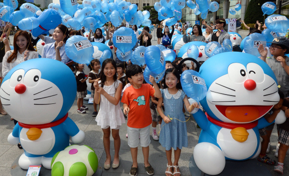 28일 애니메이션 ‘도라에몽’ 캐릭터 모형 100체를 전시하는 ‘도라에몽 100 비밀도구전’이 서울 용산 아이파크몰 광장에서 열리고 있다. 전시는 다음달 4일까지 무료로 관람할 수 있다.  박윤슬 기자 seul@seoul.co.kr