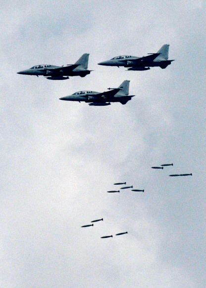 18일 경기도 포천 승진훈련장에서 열린 2015 통합화력 격멸훈련 사전훈련에서 국산 경공기인 FA-50 전투기가 표적을 향해 폭탄을 투하하고 있다.  손형준 기자 boltagoo@seoul.co.kr