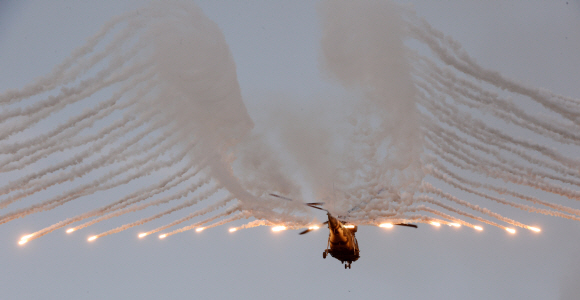 18일 경기도 포천 승진훈련장에서 열린 2015 통합화력 격멸훈련 사전훈련에서 국산 헬기인 수리온이 열추적미사일 회피장치인 플레어를 발사하고 있다. 손형준 기자 boltagoo@seoul.co.kr