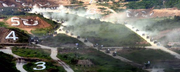 18일 경기도 포천 승진훈련장에서 열린 2015 통합화력 격멸훈련 사전훈련에 참가한 전차와 장갑차들이 태극기를 매달고 개선행진을 하고 있다.  손형준 기자 boltagoo@seoul.co.kr
