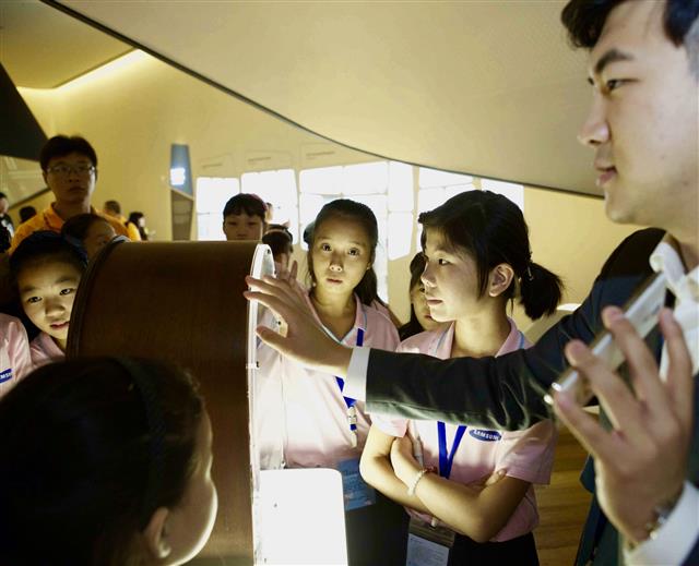 삼성의 초청으로 한국을 방문한 중국 어린이들이 서울 서초구에 있는 삼성전자 홍보관에서 삼성의 정보기술(IT) 기기를 관람하고 있다. 삼성그룹 제공 