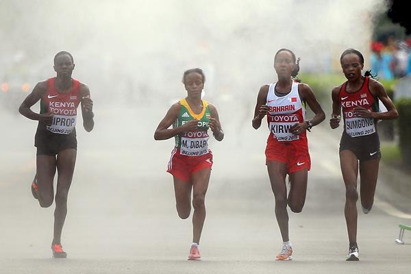 베이징 세계육상선수권 여자마라톤 결승선에 나란히 들어오는 선두권 주자들. 왼쪽부터 킵프롭, 디바바, 키르와, 숨공. 사진 출처 IAAF 홈페이지