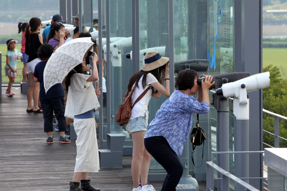 임진각서 망원경으로 북한쪽 보는 관광객