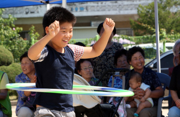 평온 되찾은 접경 지역 휴일 풍경