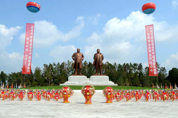 북, 사리원시에 김일성·김정일 동상 제막