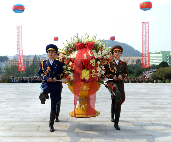 북, 사리원시에 김일성·김정일 동상 제막