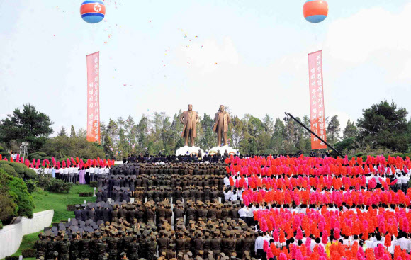 북, 사리원시에 김일성·김정일 동상 제막