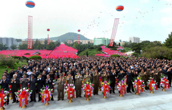 북, 사리원시에 김일성·김정일 동상 제막
