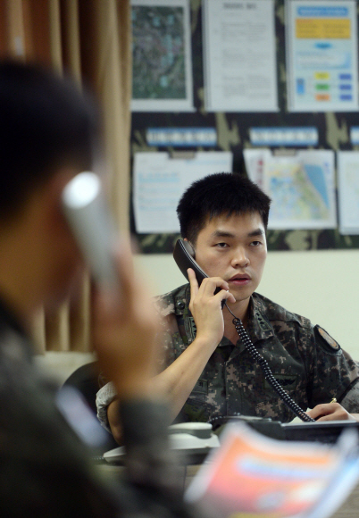 의무후송항공대 지휘통제실에서 작전장교가 국군의무사령부 의무종합상황센터로부터 걸려온 전화를 받고 있다.
